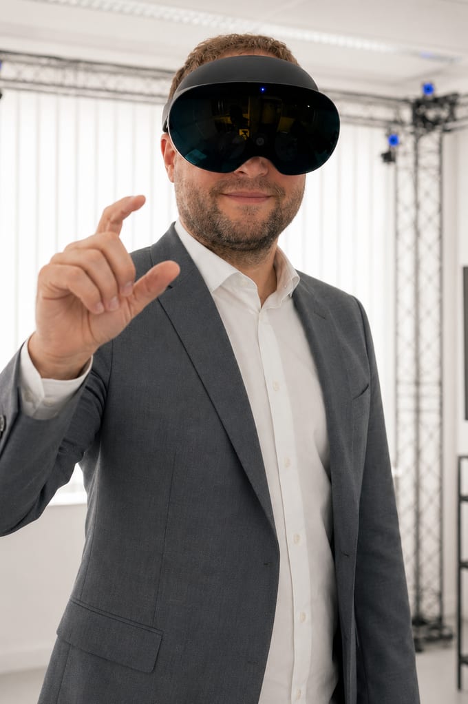 Valentin Schwind mit VR-Headset im Mixed Reality Lab
